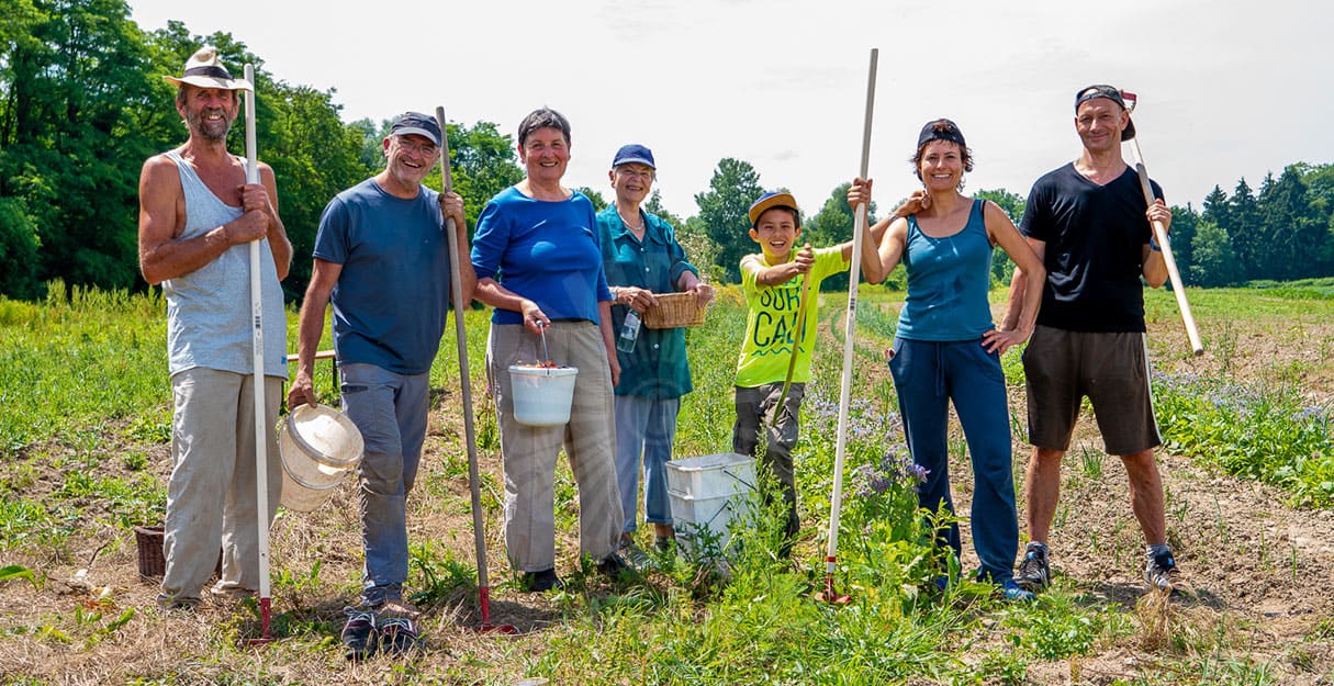 Verschiedene Personen mit landwirtschaftlichen Geräten